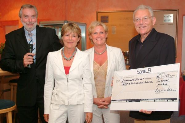v.l.: Ralf Gebler und Ute Hring, die Organisatoren des Rotary-Golfturniers, Gerda Scheel, Kinderschutzbund, Rotary-Prsident Rdiger Kaldewey