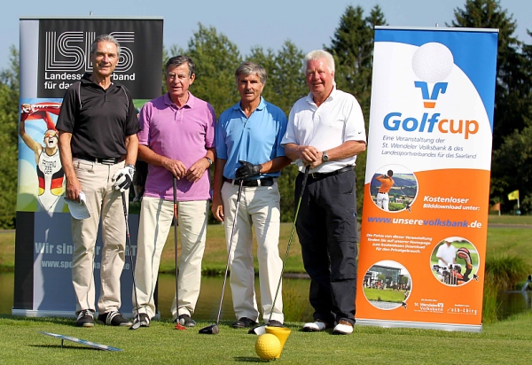 Schirmherr Werner Zimmer, Vizeprsident des Landessportverbandes (2. v.l.), Horst Zingraf, Prsident Bund Deutscher Fuball-Lehrer, und Dr. Christoph Sthr, Prsident des Golfverbandes Saarland (v.l.n.r.) kmpften gemeinsam in einem Flight um die Punkte